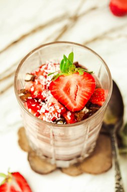 Çilek ile Çikolatalı puding. Tasarım Vintage Pastel tonda 