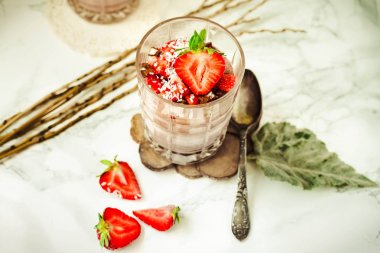 Çilek ile Çikolatalı puding. St. Valentine's gün tatlı