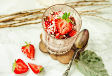 Çilek ile Çikolatalı puding. St. Valentine's gün tatlı