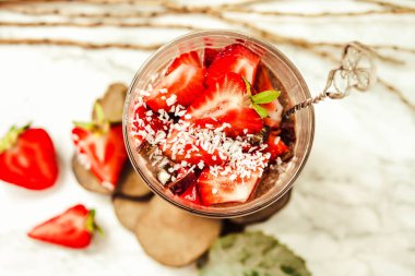 Çilek ile Çikolatalı puding. St. Valentine's gün tatlı