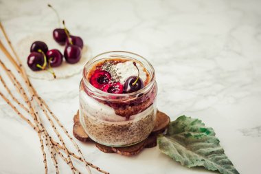 Vegan Hindistan cevizi sütü chia tohum puding kiraz ile. Çiğ vegan h