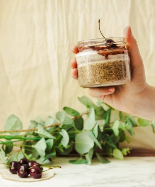 Superfoods kavramı: gecede chia puding taze çilek ile bir