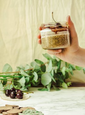 Superfoods kavramı: gecede chia puding taze çilek ile bir