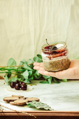 Superfoods kavramı: gecede chia puding taze çilek ile bir