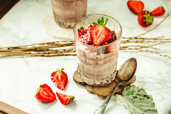 Budín de chocolate con fresas. Postre del Día de San Valentín — Foto de Stock