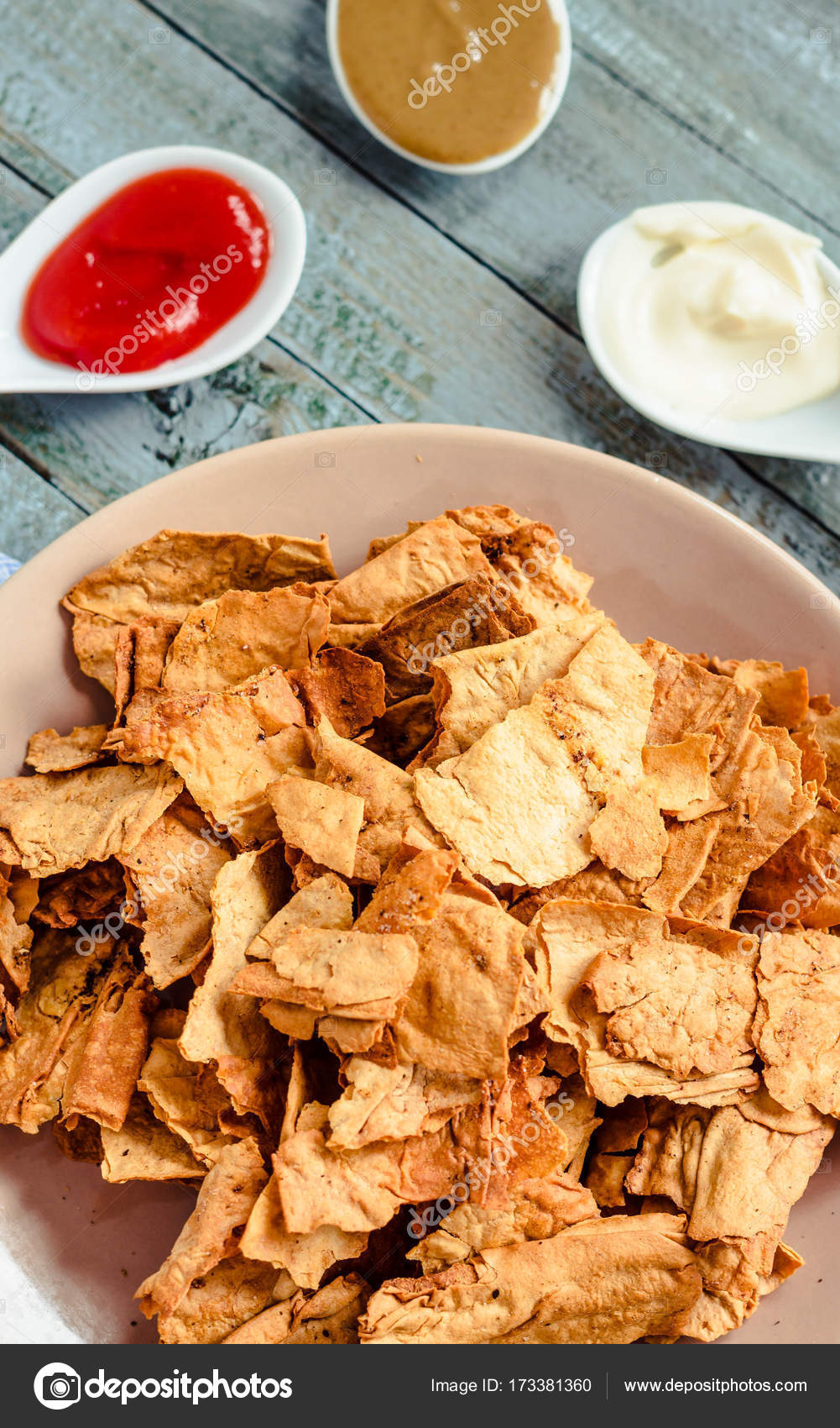 Tortilla Cipsler ve Patlıcanlı Dip Sos Tortilla Cipsler ve Patlıcanlı Dip Sos
