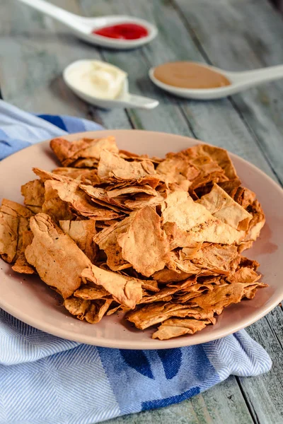Snack voor een party, gezonde chips met een tortilla, nachos met sa — Stockfoto