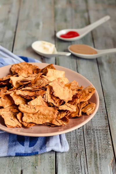 Mellanmål för en part, friska marker med en tortilla, nachos med sa — Stockfoto