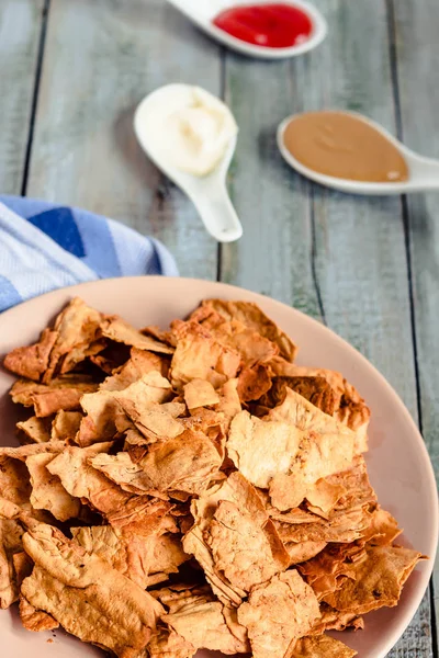 Mellanmål för en part, friska marker med en tortilla, nachos med sa — Stockfoto