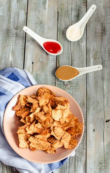 Mellanmål för en part, friska marker med en tortilla, nachos med sa — Stockfoto