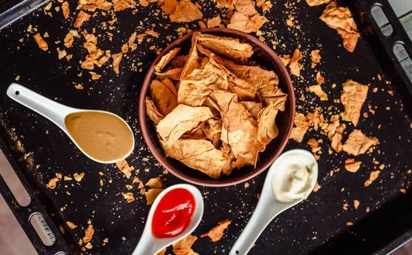 Mellanmål för en part, friska marker med en tortilla, nachos med sa — Stockfoto