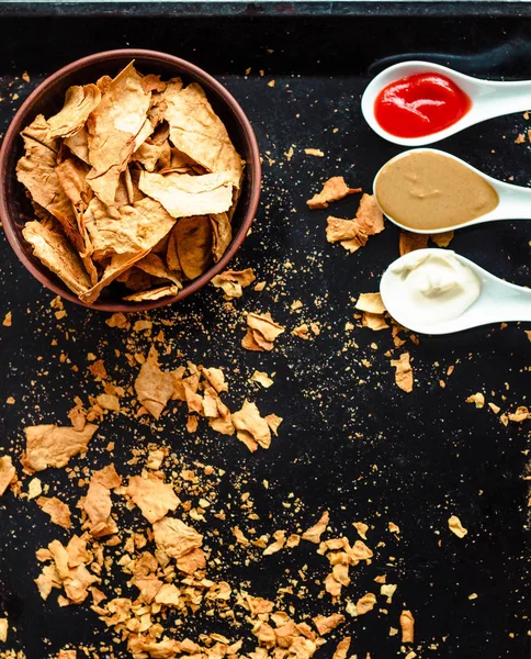 Snack voor een party, gezonde chips met een tortilla, nachos met sa — Stockfoto