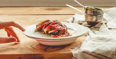 Sıcak vejetaryen ratatouille yapılan patlıcan, kabak, domates 