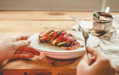 Sıcak vejetaryen ratatouille yapılan patlıcan, kabak, domates.