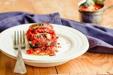 Sıcak vejetaryen ratatouille yapılan patlıcan, kabak, domates.