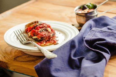 Sıcak vejetaryen ratatouille yapılan patlıcan, kabak, domates 