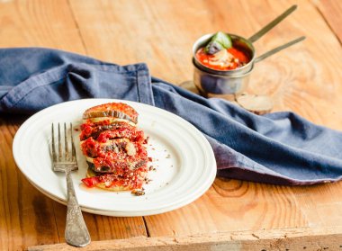 Sıcak vejetaryen ratatouille yapılan patlıcan, kabak, domates 