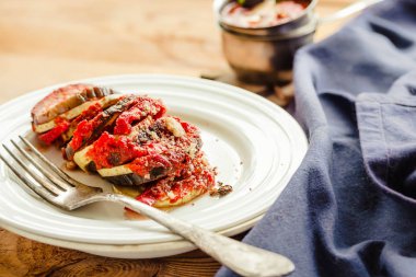 Sıcak vejetaryen ratatouille yapılan patlıcan, kabak, domates 