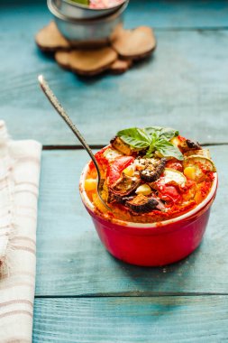 Alakart güveç Mısır irmik ve sebze domates soslu kırmızı seramik pişirme kalıpları içinde. Vegan tatil Noel yemeği