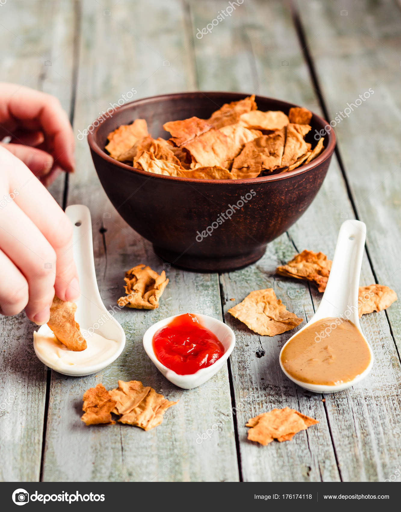 Tortilla Cipsler ve Patlıcanlı Dip Sos Tortilla Cipsler ve Patlıcanlı Dip Sos
