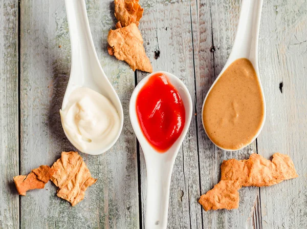Set van boom klassieke saus - ketchup, mayonaise en mosterd op b — Stockfoto