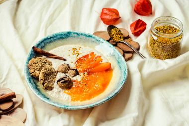 Hurma, ham tatlılar, superfoods ile yulaf ezmesi smoothies kase, 