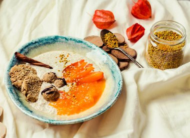 Hurma, ham tatlılar, superfoods ile yulaf ezmesi smoothies kase, 