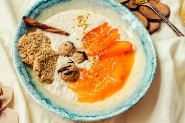 Hurma, ham tatlılar, superfoods ile yulaf ezmesi smoothies kase, 