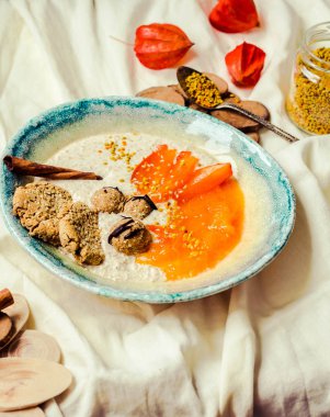 Hurma, ham tatlılar, superfoods ile yulaf ezmesi smoothies kase, 