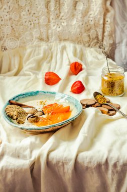 Hurma, ham tatlılar, superfoods ile yulaf ezmesi smoothies kase, 