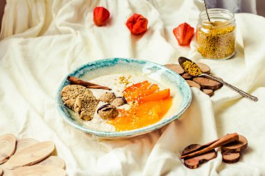 Hurma, ham tatlılar, superfoods ile yulaf ezmesi smoothies kase, 