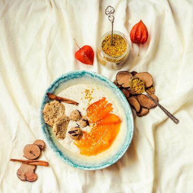 Hurma, ham tatlılar, superfoods ile yulaf ezmesi smoothies kase, 