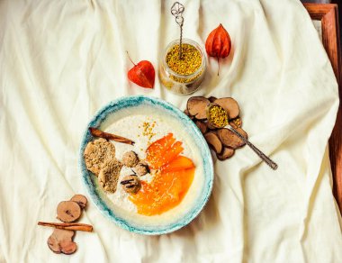 Hurma, ham tatlılar, superfoods ile yulaf ezmesi smoothies kase, 