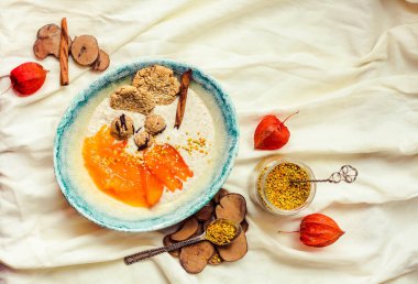 Hurma, ham tatlılar, superfoods ile yulaf ezmesi smoothies kase, 