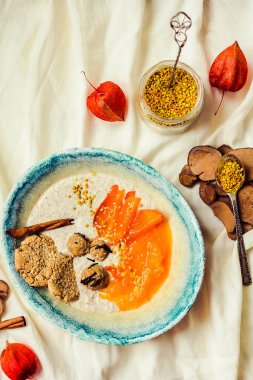 Hurma, ham tatlılar, superfoods ile yulaf ezmesi smoothies kase, 