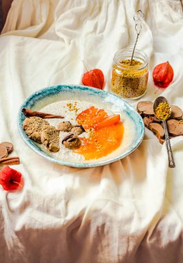 Hurma, ham tatlılar, superfoods ile yulaf ezmesi smoothies kase, 