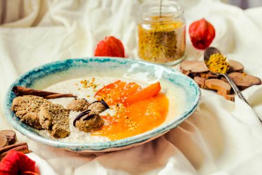 Hurma, ham tatlılar, superfoods ile yulaf ezmesi smoothies kase, 