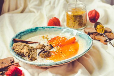 Hurma, ham tatlılar, superfoods ile yulaf ezmesi smoothies kase, 