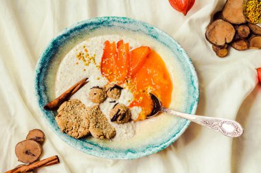 Hurma, ham tatlılar, superfoods ile yulaf ezmesi smoothies kase, 