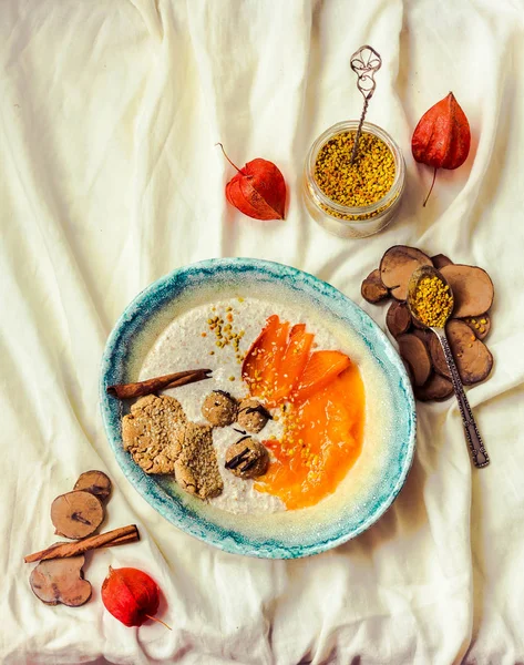 Hurma, ham tatlılar, superfoods ile yulaf ezmesi smoothies kase, 