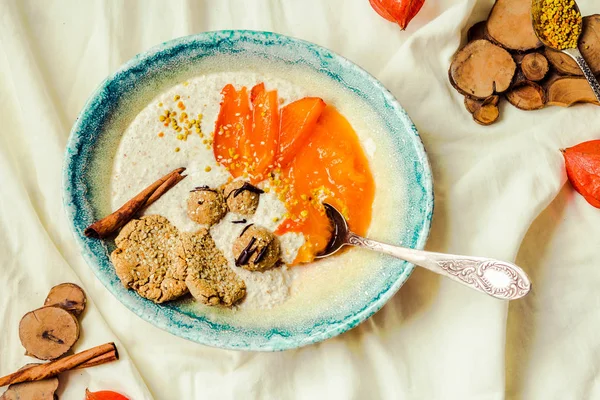 Hurma, ham tatlılar, superfoods ile yulaf ezmesi smoothies kase, 