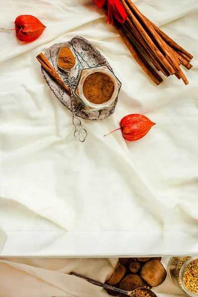 Ceylon real cinnamon, powder in a jar and a stick. Winter Christ — Stock Photo, Image