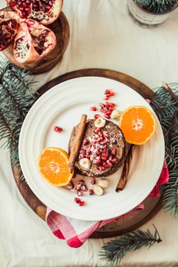 Çikolatalı muzlu pankek nar ve mandarin, kış 