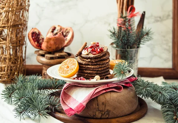 Schoko-Bananen-Pfannkuchen mit Granatapfel und Mandarine, Winter — Stockfoto