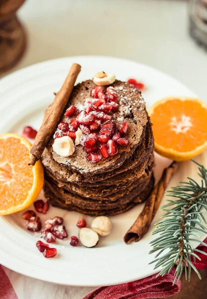 Crêpes aux bananes chocolatées à la grenade et à la mandarine, hiver — Photo