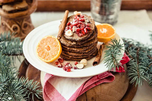 Schoko-Bananen-Pfannkuchen mit Granatapfel und Mandarine, Winter — Stockfoto