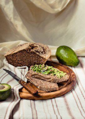 Gluten free ekmek, rustik arka plan üzerinde avokado tost. Guacamole