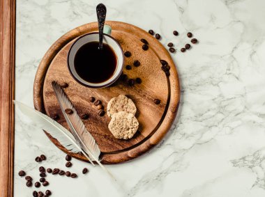 Bir fincan kahve ve bisküvi. Kahve molası ya da kahvaltı. En az