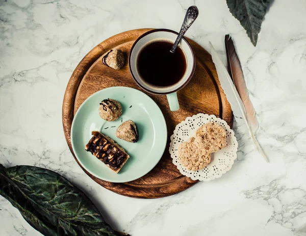 RAW zdrowe cukierki, snickers domowych weganinem i pliki cookie. Słodycze wit — Zdjęcie stockowe