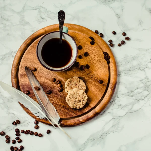 一杯のコーヒーとビスケット。コーヒーや朝食。最小限 — ストック写真
